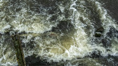 Soğuk bir nehirde kaynar su. Soyut arkaplan. Mesaj için yer var. Doğa kavramları.