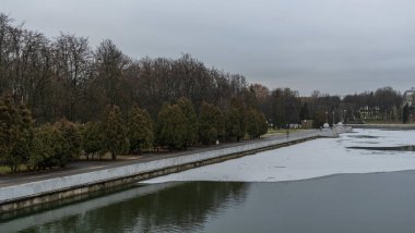 İnce buz tabakalarıyla nehrin karanlık suları. Minsk 'in merkezindeki nehirdeki ilk buz. Şehir kavramları. Metin için boşluk.