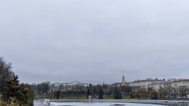 İnce buz tabakalarıyla nehrin karanlık suları. Minsk 'in merkezindeki nehirdeki ilk buz. Şehir kavramları. Metin için boşluk.