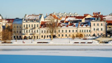 Minsk 'in tarihi merkezindeki eski binanın panoramik görüntüsü. Donmuş nehrin yanındaki tarihi bina. Minsk 'teki Trinity banliyösünde kış gündüz vakti. Miras kavramları.
