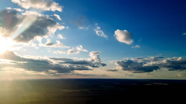 Свет Солнца Сияющий Сквозь Облака Небе Удивительно Пушистые Облака Движутся — стоковое фото