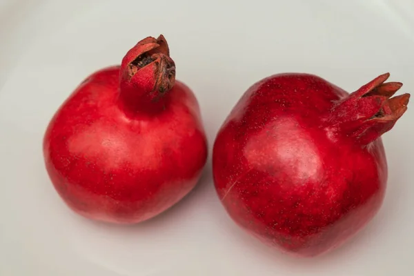 Duas Frutas Romã Espanhola Suculenta Prato Porcelana Conceitos Vida Saudável — Fotografia de Stock