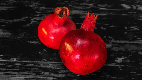 Stole Ležely Dvě Červené Granátové Jablko Dva Zralé Granáty Stole — Stock fotografie