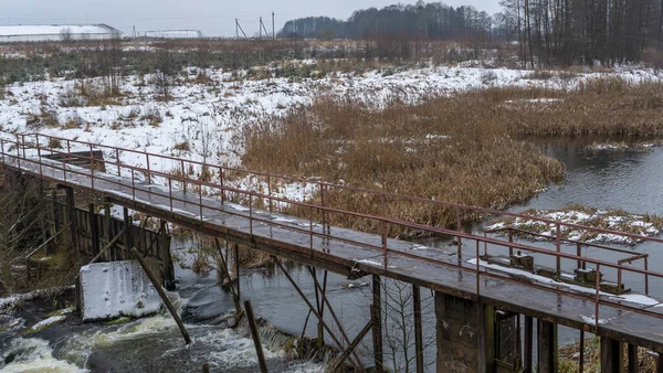 冬の川の上の狭い古い木製の橋 田舎の川の上に木製の歩道橋 冬の風景 自然概念 — ストック写真