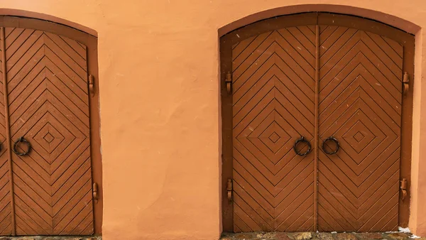 壁の背景にヴィンテージ2つの木製のドア 古い壁と着用ドア テキスト用のスペース 文化遺産の概念 — ストック写真