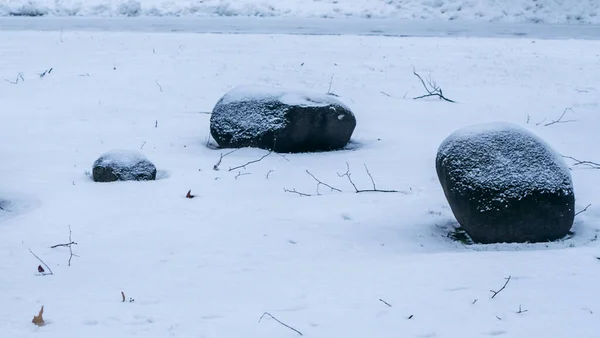 Kameny Pokryté Sněhem Skalnaté Zahradě Kameny Sněhem Ledem Přírodním Vzoru — Stock fotografie