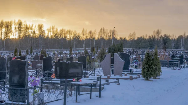 Karanlık Mezar Taşları Ağaçlarla Kaplı Bir Mezarlığın Üzerinde Kış Günbatımı — Stok fotoğraf