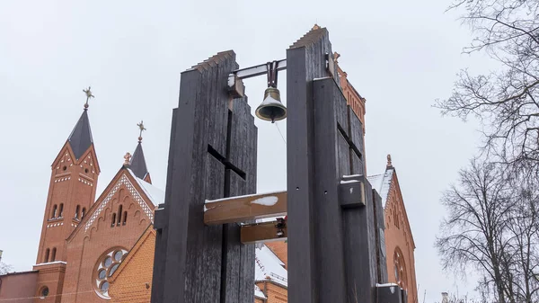 Kyrkan Över Gråmulen Himmel Belfry Med Klocka Mot Bakgrund Röd — Stockfoto