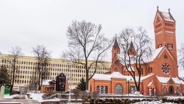 冬にミンスクの独立広場にある聖シモンと聖ヘレナのカトリック教会 信仰と伝統の概念 — ストック写真