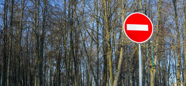 红色圆号警告 禁止入内 这是一条单行道 背景上是一棵树 没有入口交通标志 在路上的红色停车标志 — 图库照片
