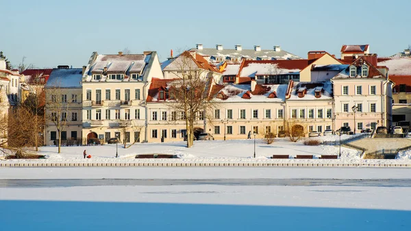 Minsk 'in tarihi merkezindeki eski binanın panoramik görüntüsü. Donmuş nehrin yanındaki tarihi bina. Minsk 'teki Trinity banliyösünde kış gündüz vakti. Miras kavramları.