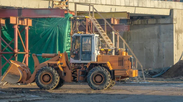 Grader Straßenbau Orangefarbene Planierraupe Auf Brückenbaustelle Umweg Straße Gesperrt Autobahn — Stockfoto