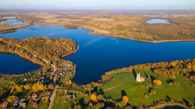 Göl kıyısında sarı ağaçlar olan sonbahar manzarası. Doğa konsepti. Metin için boşluk.