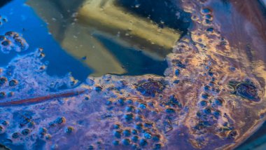 Sıcak sıcak şaraplı kazanlar. Sıcak şarap sokaktaki eski bir kazanda pişirilir. Açık ateşte yemek pişirmek. Yakın plan. Neşeli alkol içeceği..