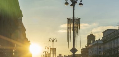 Şehrin tarihi merkezinde gün batımında binaların siluetlerini ve sokak ışıklarının panoramik görüntüsü. Kentsel kavramlar.