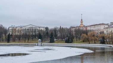 İnce buz tabakalarıyla nehrin karanlık suları. Minsk 'in merkezindeki nehirdeki ilk buz. Şehir kavramları. Metin için boşluk.