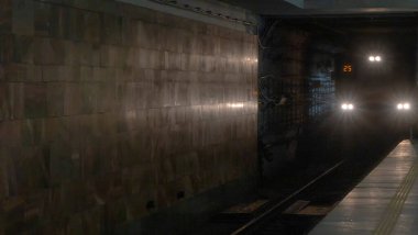 Yeraltı treni hareket ediyor. Metro treninin istasyona varışı. Trafik sıkışıklığı olmayan şehir. Toplu taşıma kavramı.