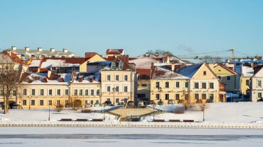 Minsk 'in tarihi merkezindeki eski binanın panoramik görüntüsü. Donmuş nehrin yanındaki tarihi bina. Minsk 'teki Trinity banliyösünde kış gündüz vakti. Miras kavramları.