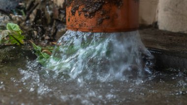 Şiddetli yağmur. Yağmur suyu çatıdan drenaj borusuna akıyor..
