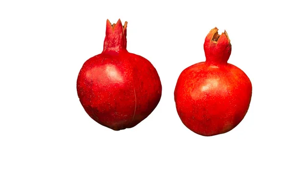 Hele Twee Rode Granaatappels Geïsoleerd Witte Achtergrond Verse Rauwe Biologische — Stockfoto