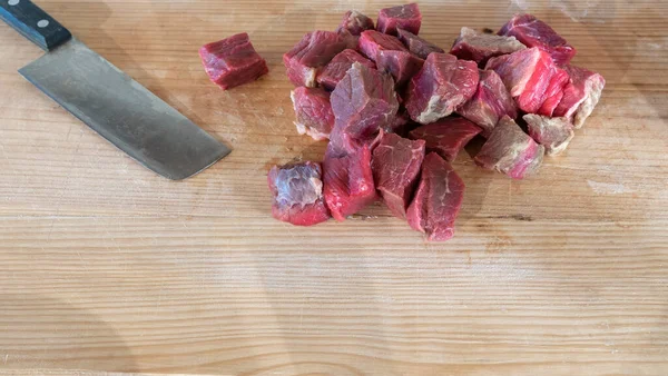 Nakrájené Maso Nůž Sekací Tabuli Zblízka Syrové Maso Vaření Čerstvé — Stock fotografie
