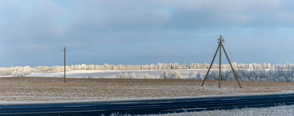 Droga Zimowa Bieguny Energetyczne Przewodami Dużo Śniegu Polu Droga Asfaltowa — Zdjęcie stockowe