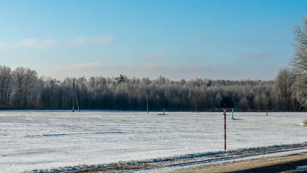 Winterweg Elektriciteitspalen Met Draden Ligt Veel Sneeuw Het Veld Asfaltweg — Stockfoto