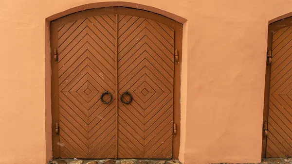 壁の背景にヴィンテージ木製のドア 古い壁と着用の戸口 テキスト用のスペース 文化遺産の概念 — ストック写真