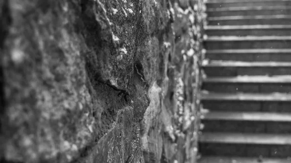 Foto Blanco Negro Una Vieja Pared Piedra Invierno Escalera Fondo —  Fotos de Stock