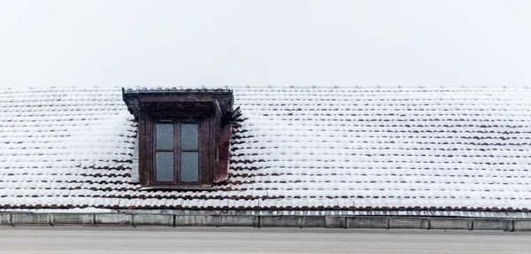 Traditionelles Englisches Haus Dachboden Mit Schnee Auf Dem Dach Mansardenfenster — Stockfoto