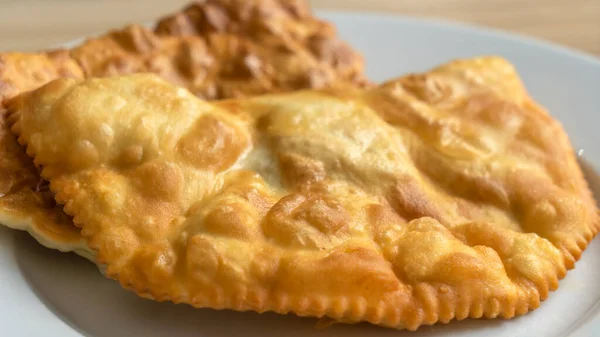 Vista Cerca Empanadas Caseras Con Relleno Carne Plato Blanco Cocina — Foto de Stock