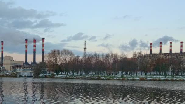 Továrna Uprostřed Města Způsobující Znečištění Vzduchu Blízkosti Vody Tepelné Elektrárny — Stock video
