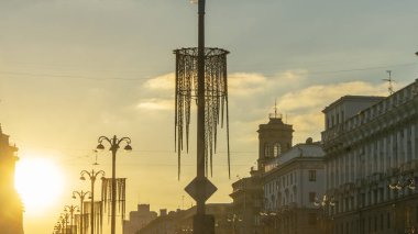 Şehrin tarihi merkezinde gün batımında binaların siluetlerini ve sokak ışıklarının panoramik görüntüsü. Kentsel kavramlar.