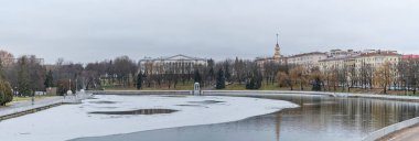 İnce buz tabakalarıyla nehrin karanlık suları. Minsk 'in merkezindeki nehirdeki ilk buz. Şehir kavramları. Metin için boşluk.