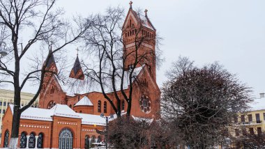 St. Simon Katolik Kilisesi ve St. Helena, Kızıl Kilise, Minsk 'teki Independence Meydanı' nda kışın. Tapma ve miras kavramları.