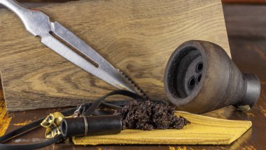Çamur kaseli nargile tütünü ve nargile yapmak için çeşitli aksesuarlar. Shisha için aksesuarlar. Mesaj için yer var. Su piposu tütünü yapmak için çeşitli aksesuarlar.