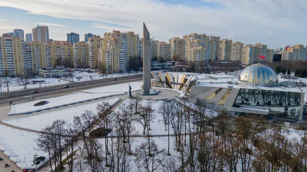 공중에서 기념비는 겨울에 민스크에서 일어난 전쟁의 박물관 근처에 민스크 오벨리스크입니다 — 스톡 사진