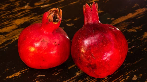 Table Lay Two Red Pomegranate Two Ripe Garnet Wooden Table — Stock Photo, Image