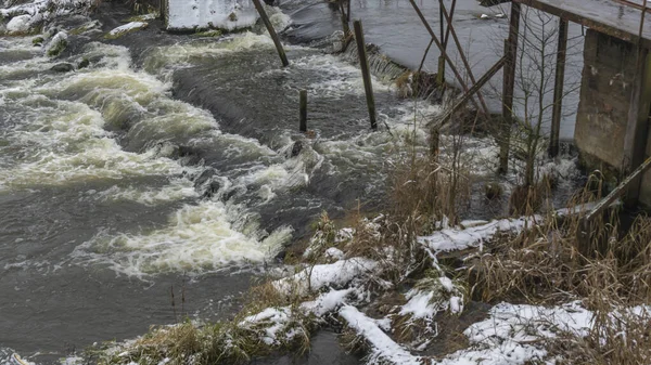 Βραστό Νερό Χειμερινό Ποτάμι Κάτω Από Πεζογέφυρα Αφηρημένο Φόντο Χώρος — Φωτογραφία Αρχείου