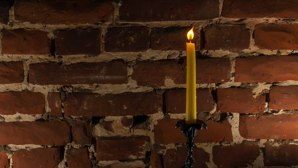 烛焰在红墙背景上的特写 熔融蜡烛光边框设计 长期暴露 夜晚燃烧 维耶斯克伦 — 图库照片