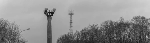 Immagine Bianco Nero Massiccio Vecchio Lampione Con Una Torre Cielo — Foto Stock