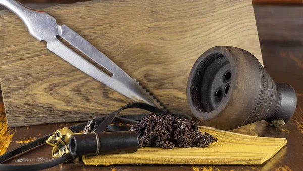 Çamur kaseli nargile tütünü ve nargile yapmak için çeşitli aksesuarlar. Shisha için aksesuarlar. Mesaj için yer var. Su piposu tütünü yapmak için çeşitli aksesuarlar.