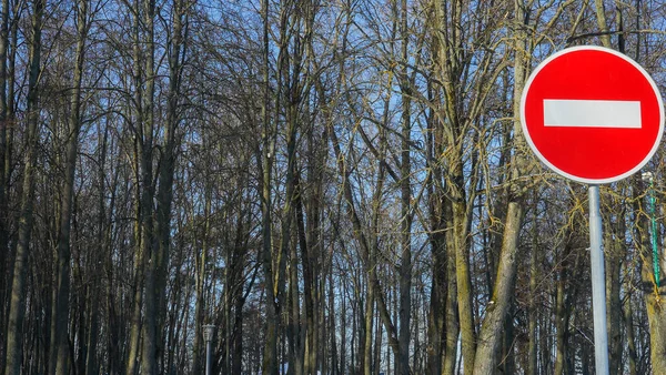 Kırmızı Yuvarlak Bir Tabela Uyarır Giriş Yasaktır Tek Yönlü Bir — Stok fotoğraf