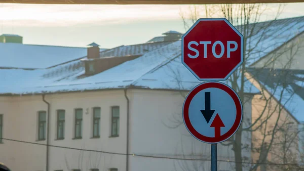 Segnali Stradali Vantaggio Traffico Arrivo Stop Strada Sfondo Edificio Concentrazione — Foto Stock