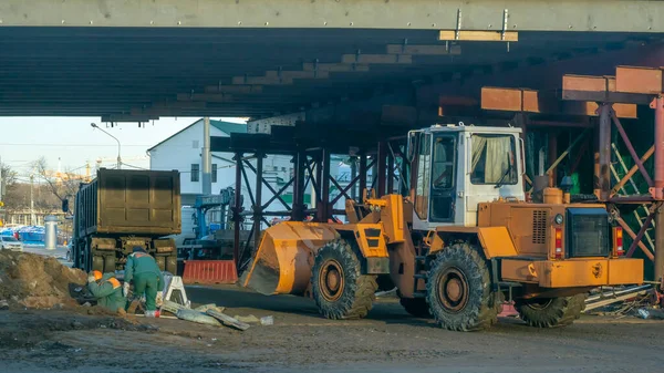 Grader Straßenbau Orangefarbene Planierraupe Auf Brückenbaustelle Umweg Straße Gesperrt Autobahn — Stockfoto