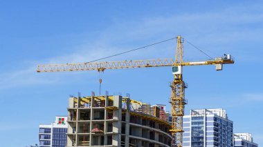 Mikro bölgelerde konut inşaatının panoramik manzarası. Mesaj için yer var. Şehir manzarası kavramı. Sektör arkaplanı.