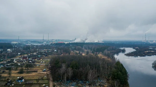 Воздушный Пейзаж Деревней Рекой Дымовых Трубах Загрязнение Промышленного Бумагоделательного Фона — стоковое фото