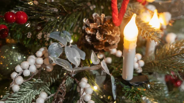 Χριστουγεννιάτικο Φόντο Σύνθεση Πράσινα Κλαδιά Ελάτης Ηλεκτρικά Κεριά Που Καίγονται — Φωτογραφία Αρχείου