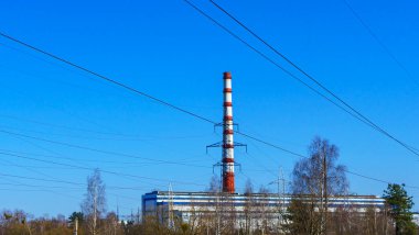Termal elektrik üreteç endüstrisindeki baca klasik mavi gökyüzü arka planında. Yeşil güç ve ekolojik sorun.
