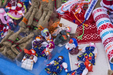 El yapımı tekstil insan bez bebekleri, Slav etnik oyuncak sembolü motanka, halk sanatı hatırası, tuval üzerine sanat nakışı, etnik festival fuarı Slav halk konseptinde indirimde..